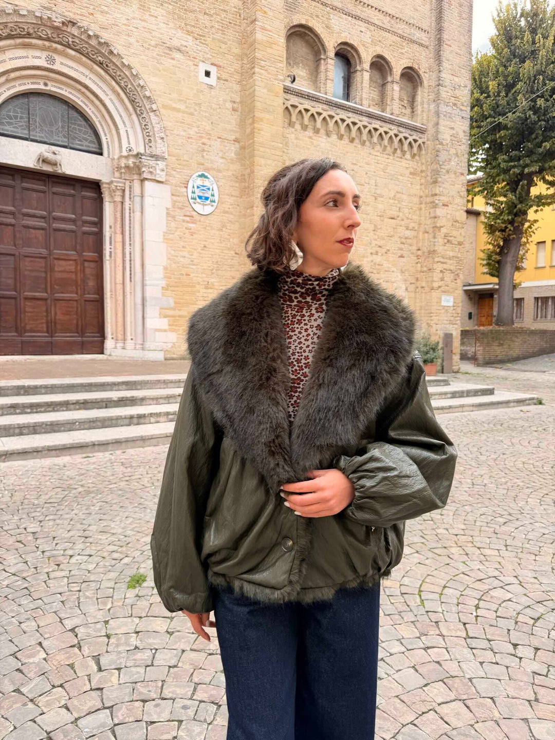 Giubbotto verde  in ecopelle con collo in ecopelliccia 