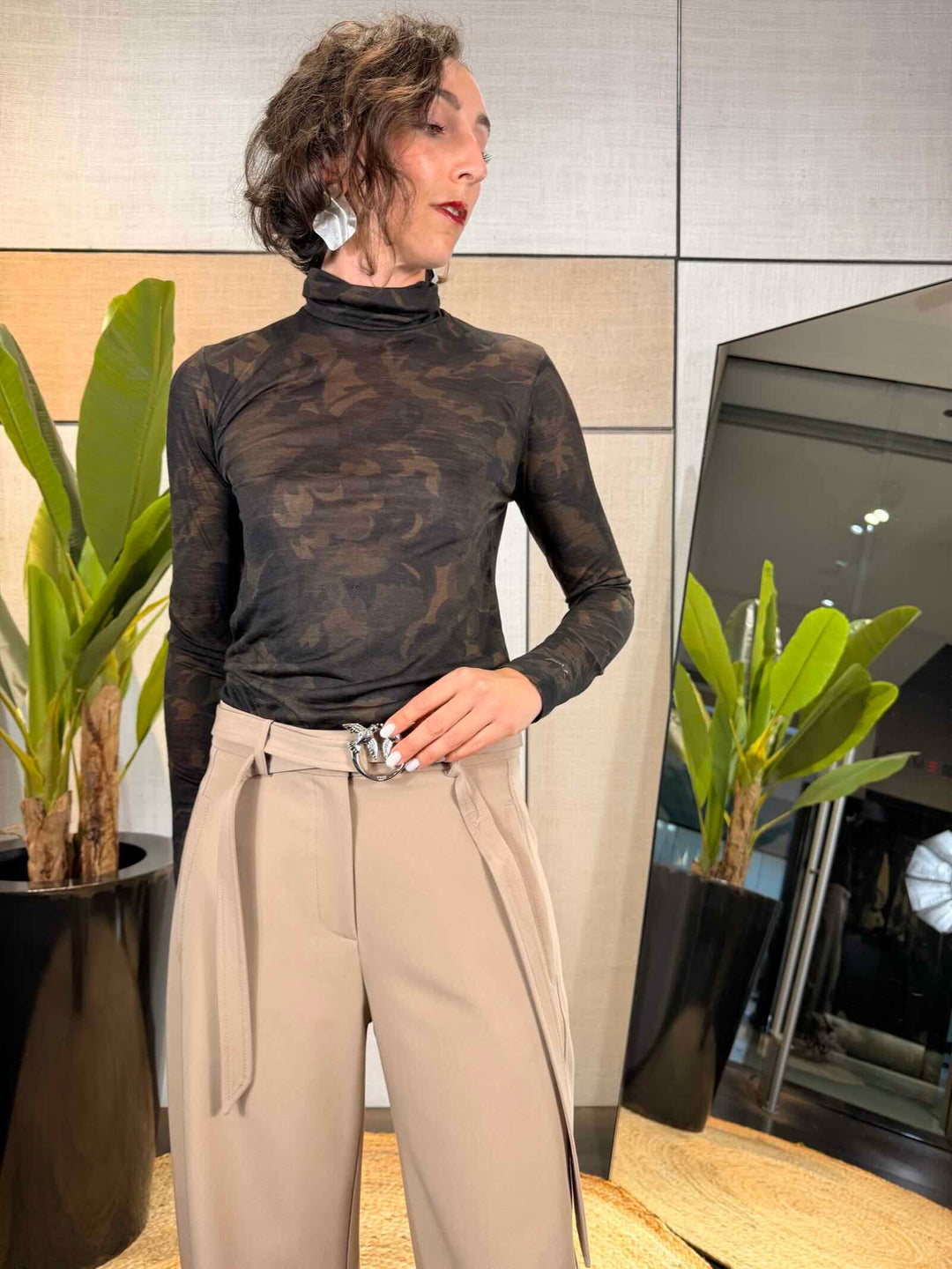 Dolcevita con stampa floreale comouflage nero e verde 