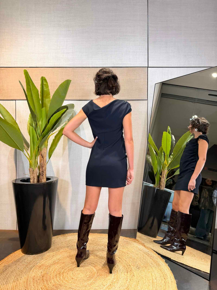 Abito mini aderente con scollo asimmetrico nero 