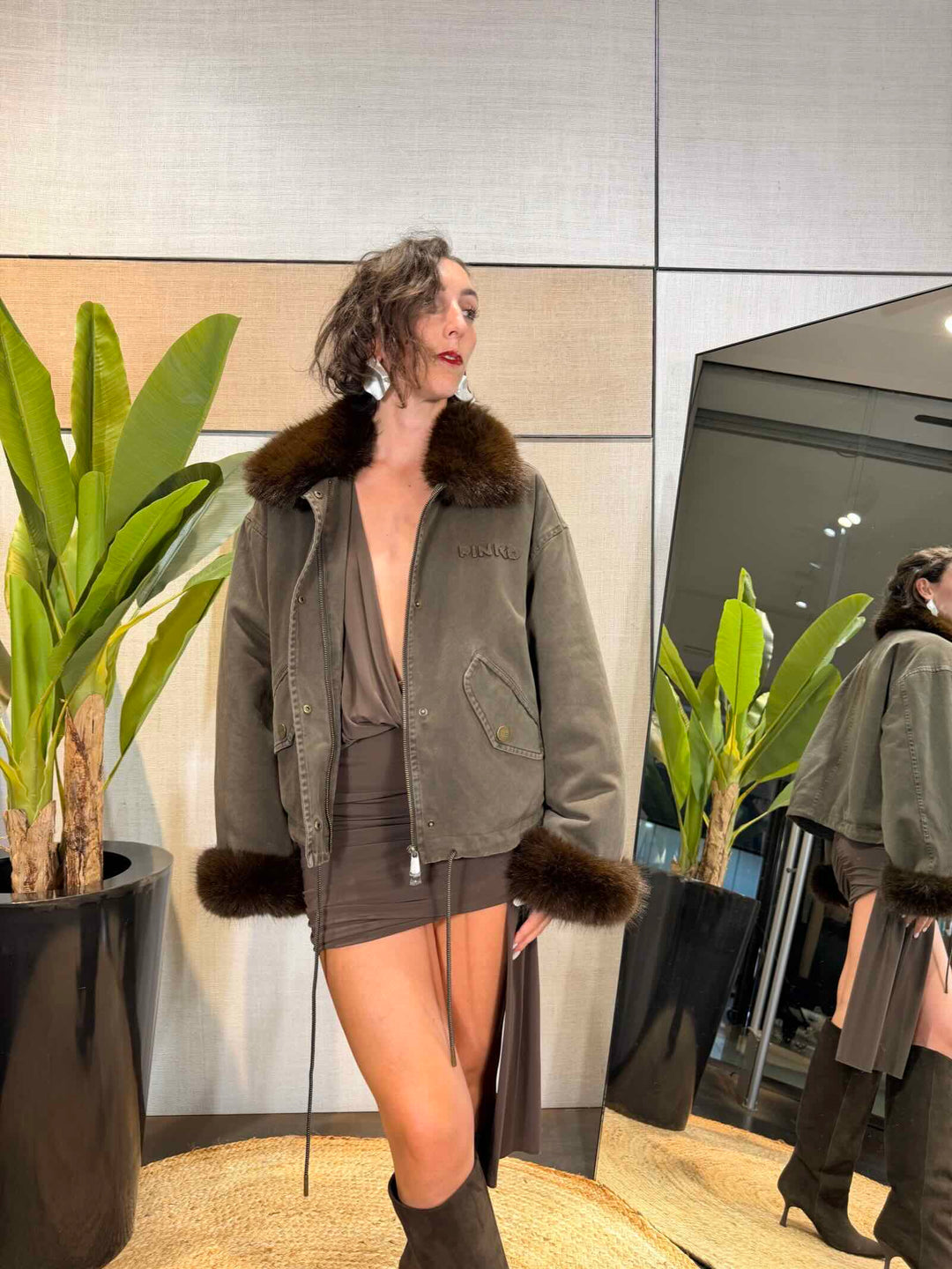 Cappotto imbottito con collo e polsini effetto pelliccia marrone 
