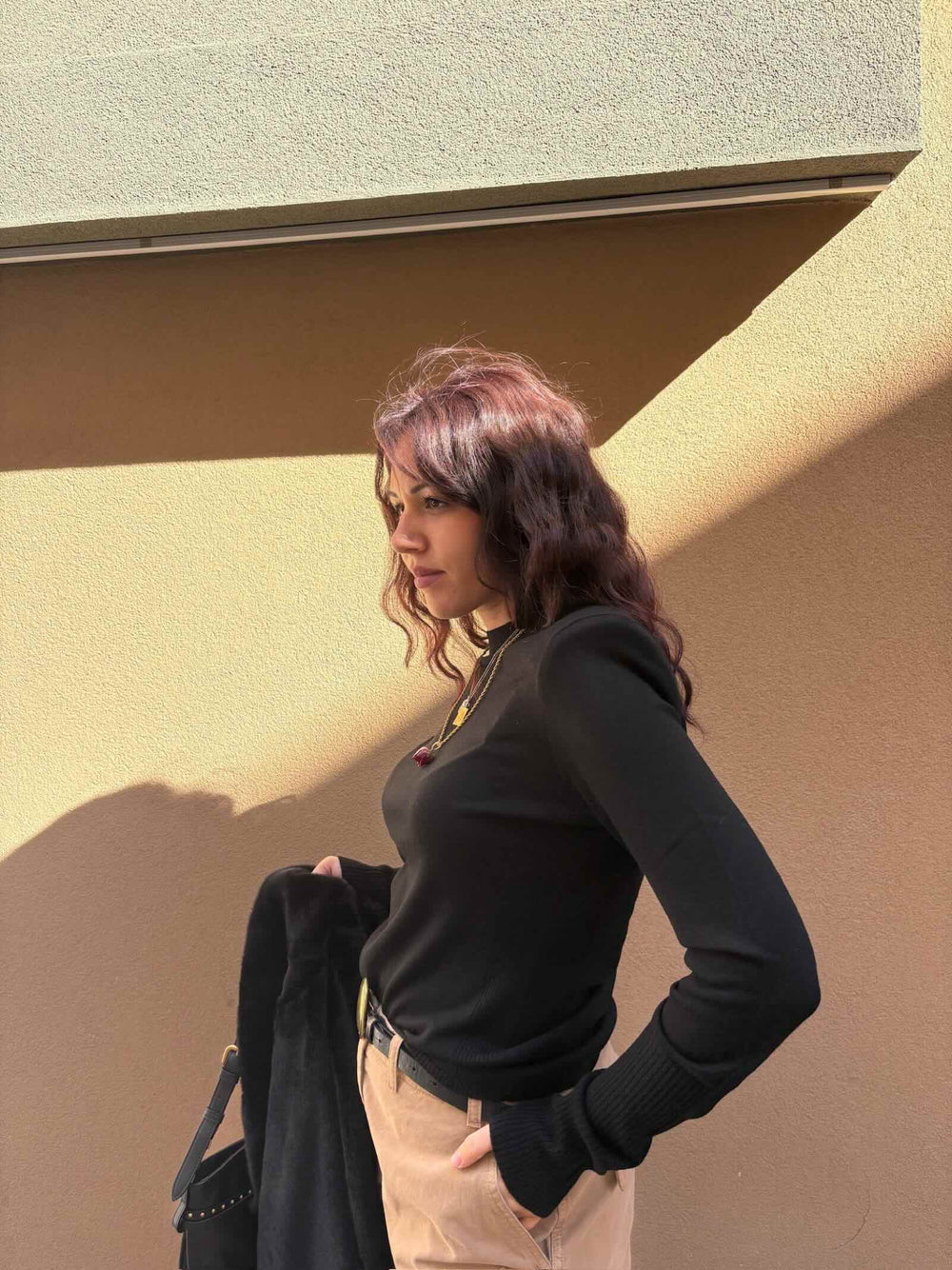 Maglia girocollo in lana merino con spalline imbottite nera 