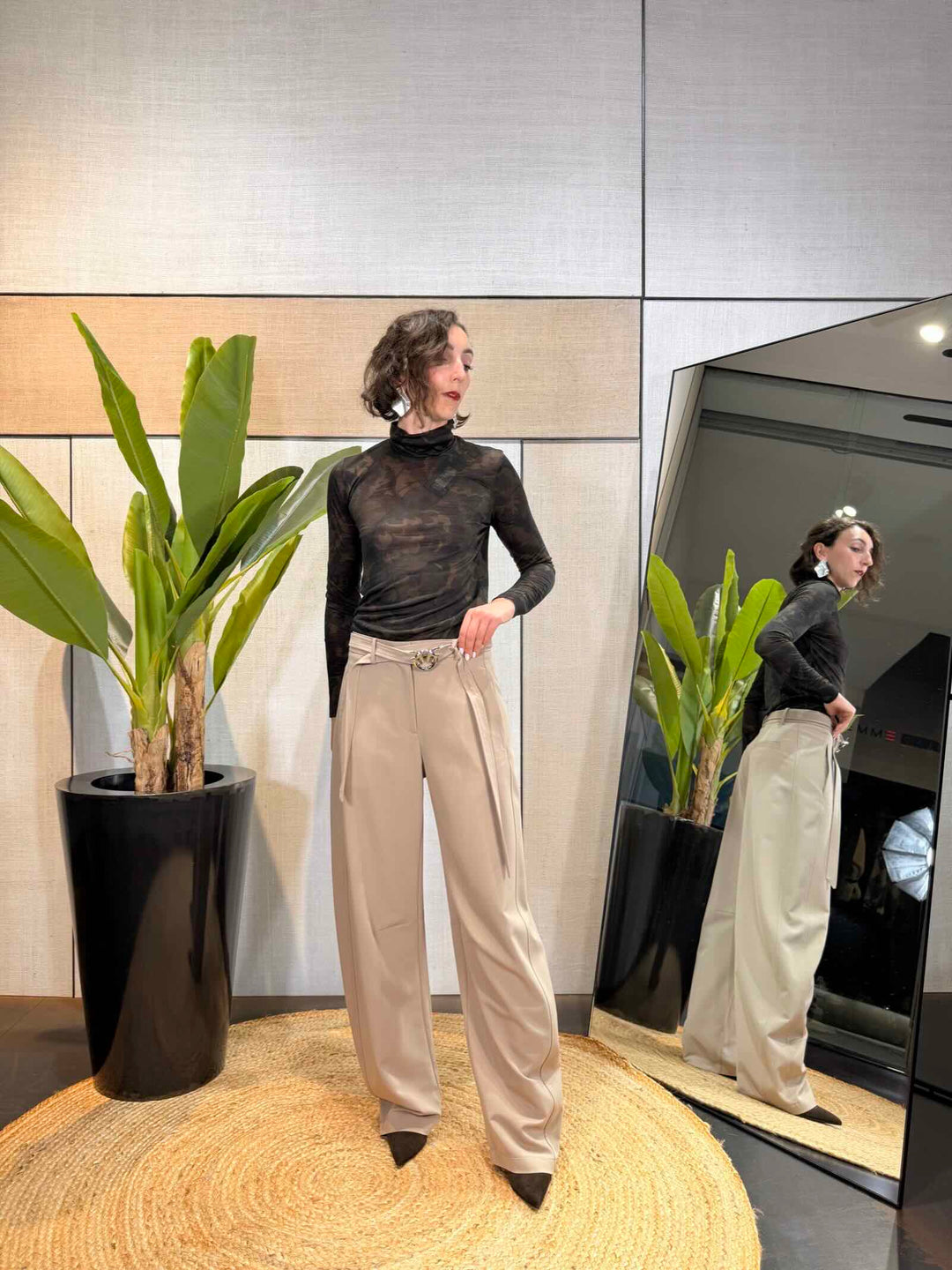 Pantaloni a gamba dritta con cintura beige 