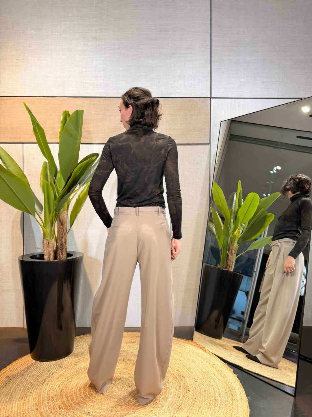 Pantaloni a gamba dritta con cintura beige 