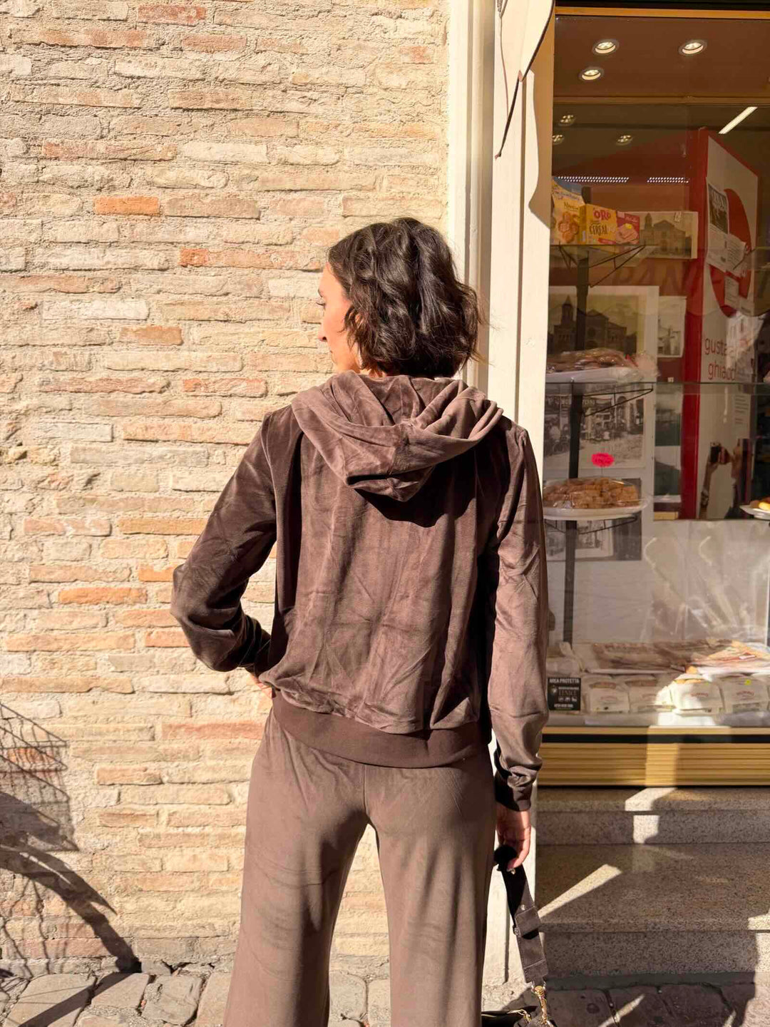 Falpa marrone in ciniglia con cappuccio 