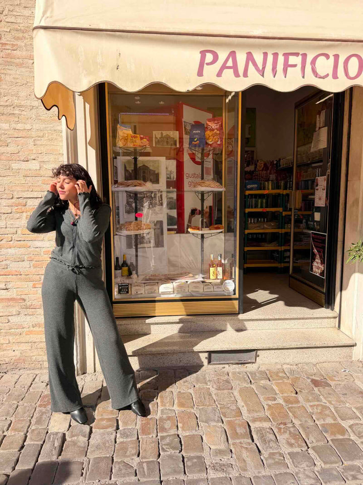 Felpa antracite a costine con cappuccio 