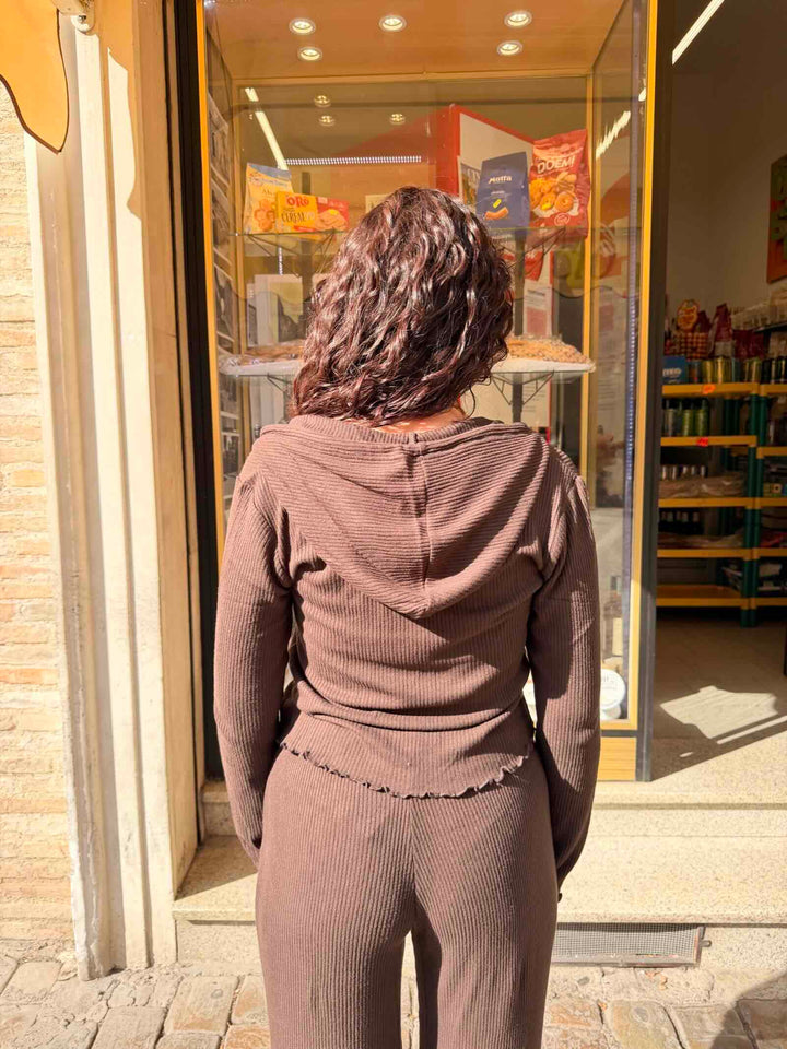 Felpa marrone a costine con cappuccio 