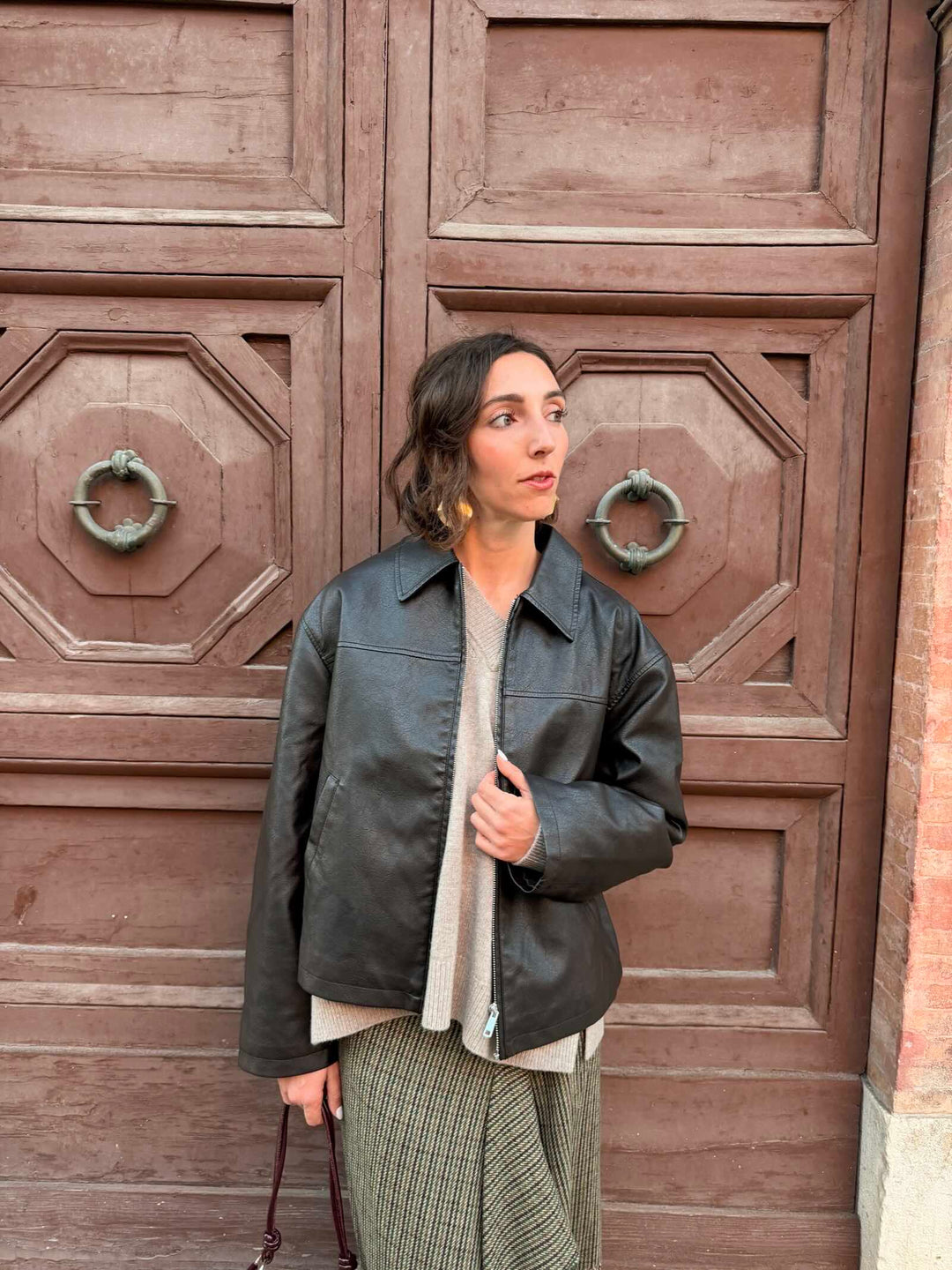 Giubbotto in ecopelle moro con colletto a camicia 