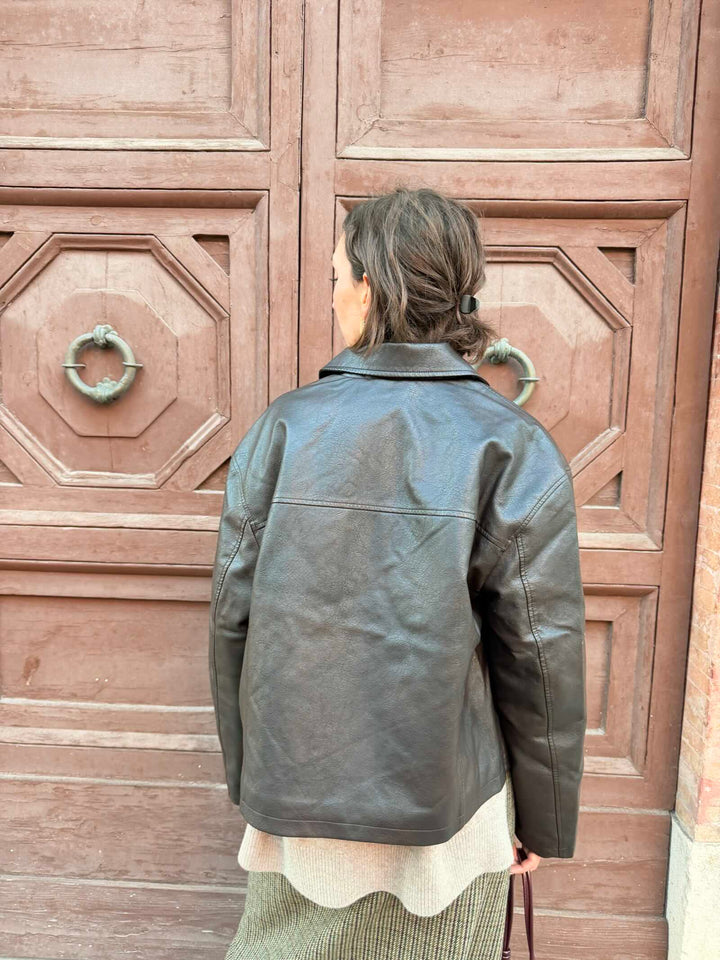 Giubbotto in ecopelle moro con colletto a camicia 