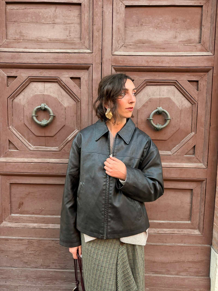 Giubbotto in ecopelle moro con colletto a camicia 