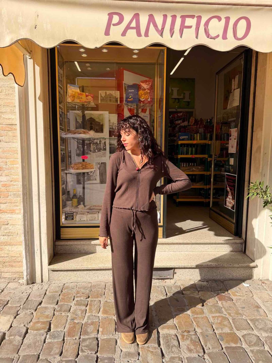 Pantalone marrone a coste svasati 