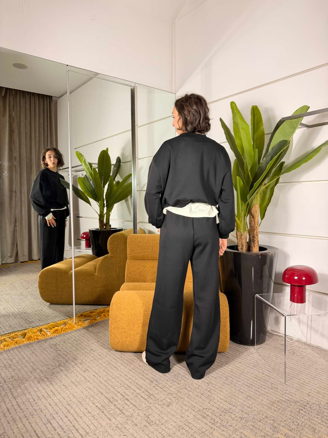 Compelto felpa e pantalone a a palazzo nero 