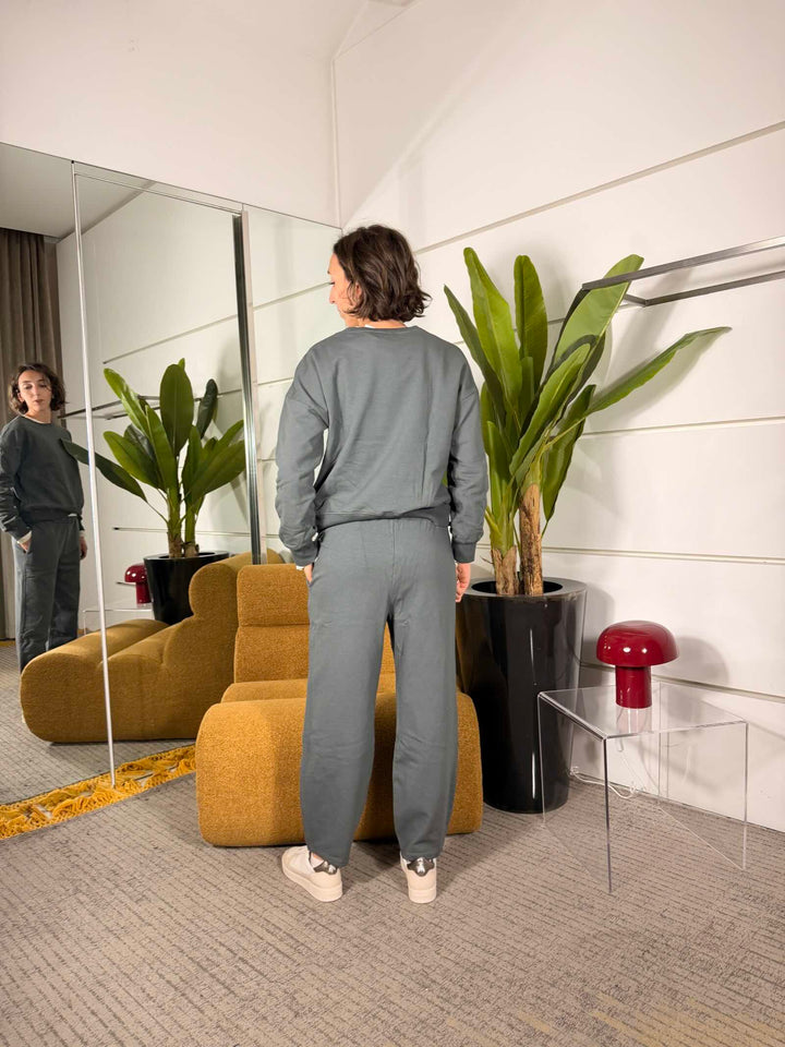 Complet grigio piombo felpa girocollo e pantalone a ovetto 
