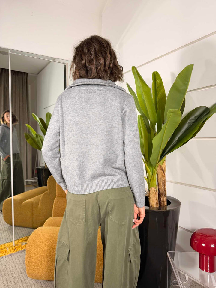 Maglione grigio con zip 