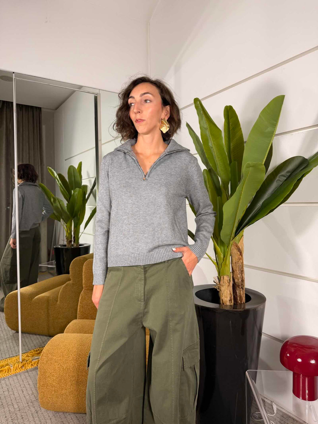 Maglione grigio con zip 
