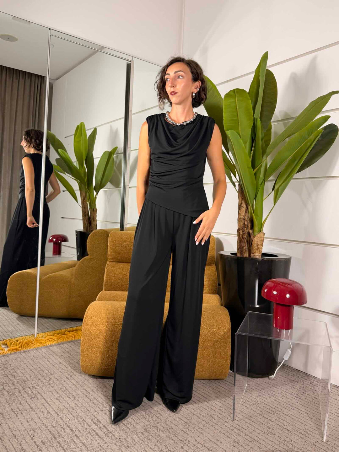 Tuta arricciata con pantalone a palazzo nera 