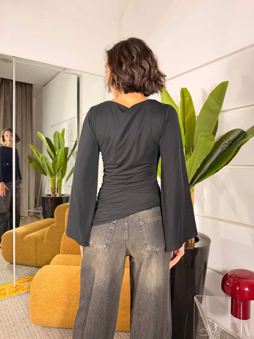 Maglia nera manica lunga svasata arricciatura a lato in viscosa, poliestere ed elastan 
