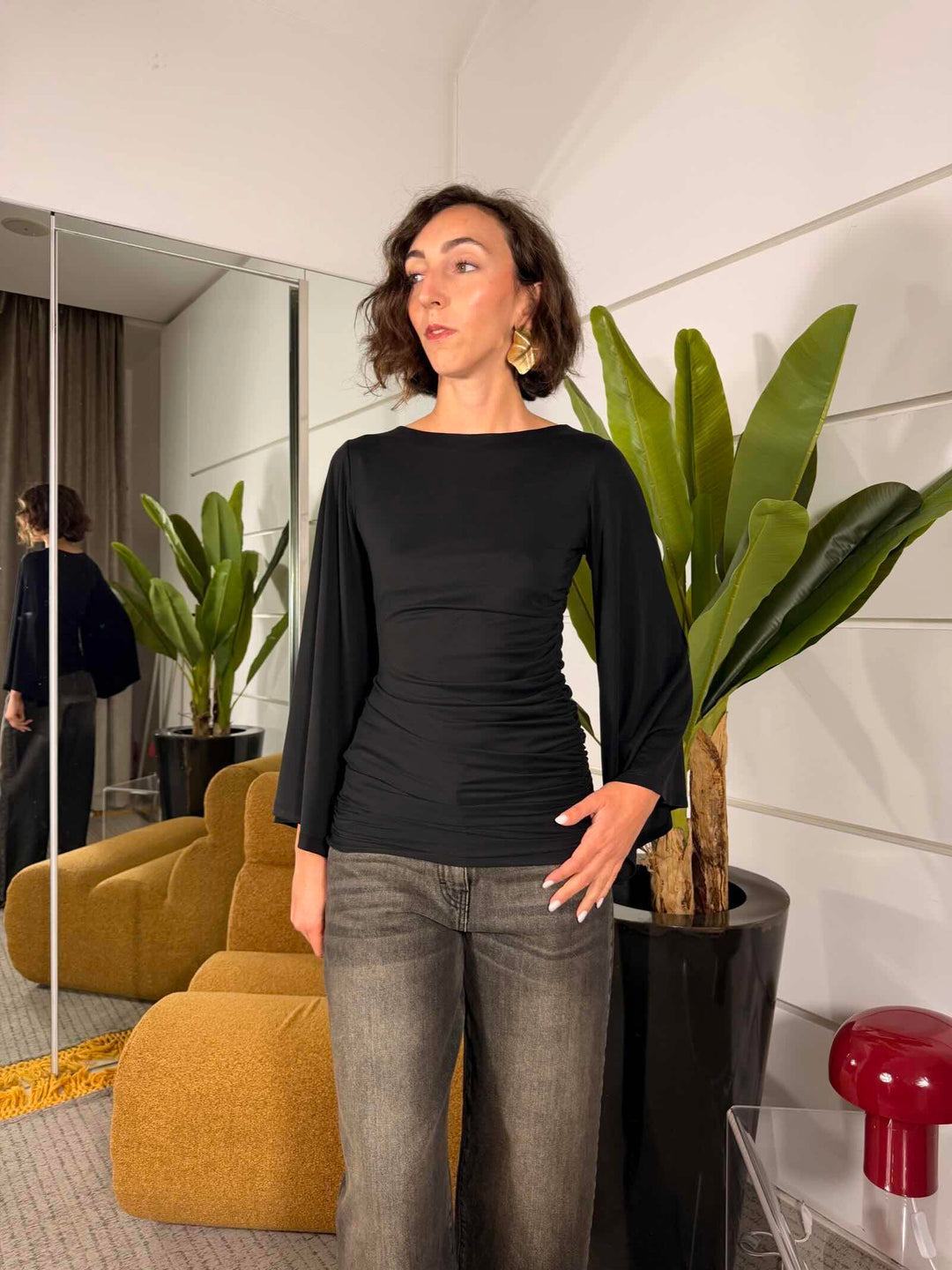 Maglia nera manica lunga svasata arricciatura a lato in viscosa, poliestere ed elastan 