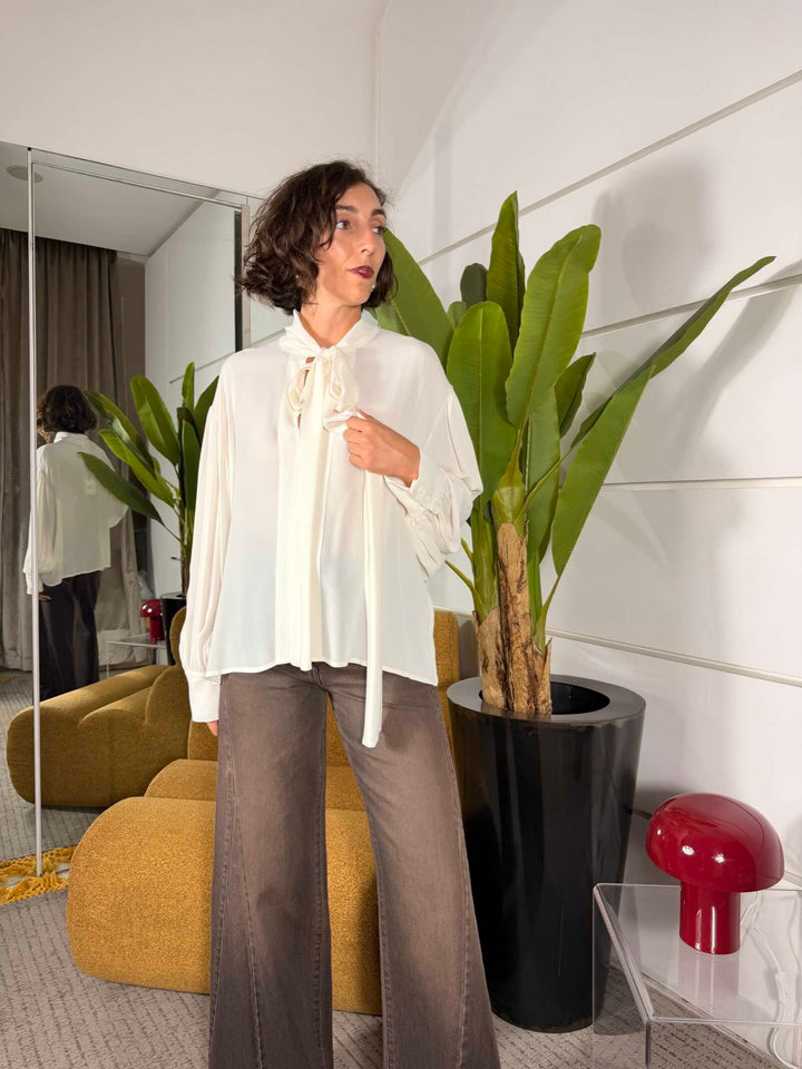 Camicia latte in georgette con scollatura a v e con fiocco 