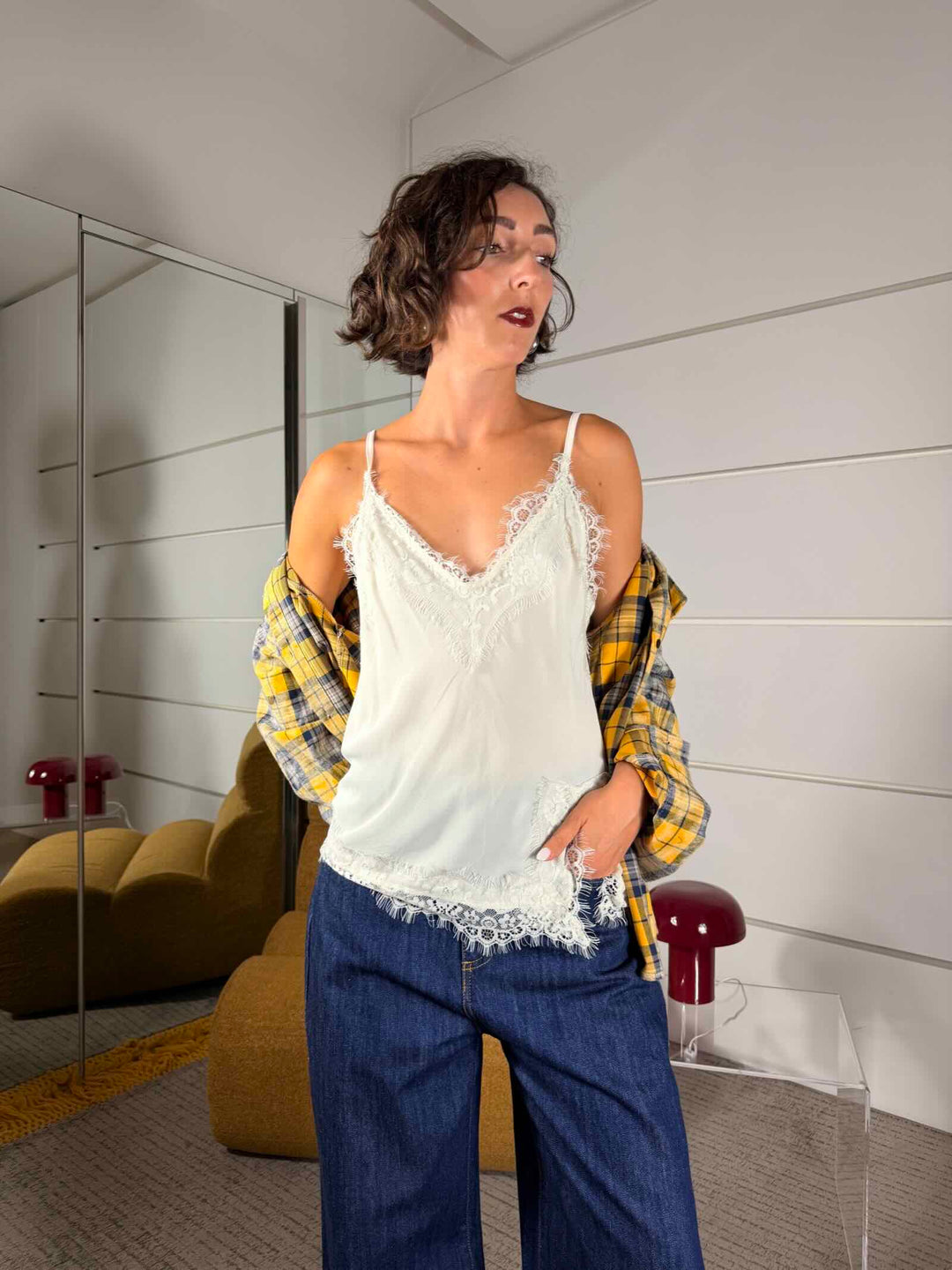 Top satin con pizzo e spacco laterale burro 