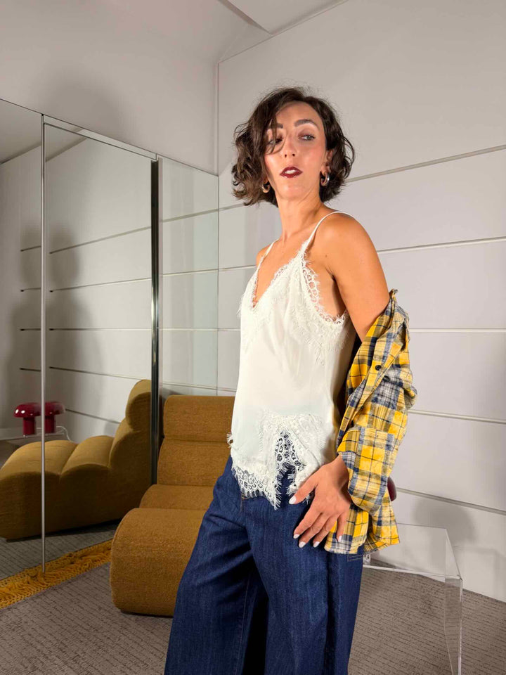 Top satin con pizzo e spacco laterale burro 