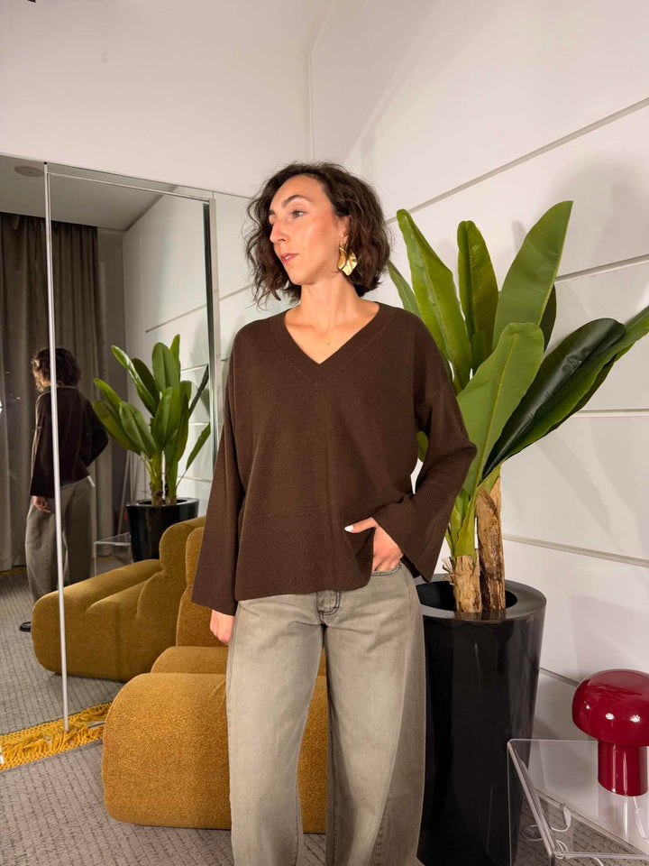 Maglione marrone over scollo a v, manica e polso ampio 100% lana 