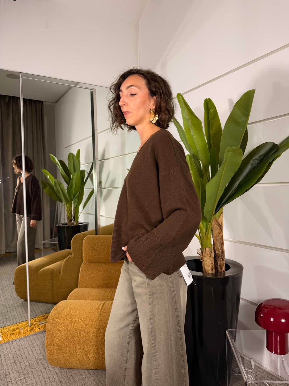 Maglione marrone over scollo a v, manica e polso ampio 