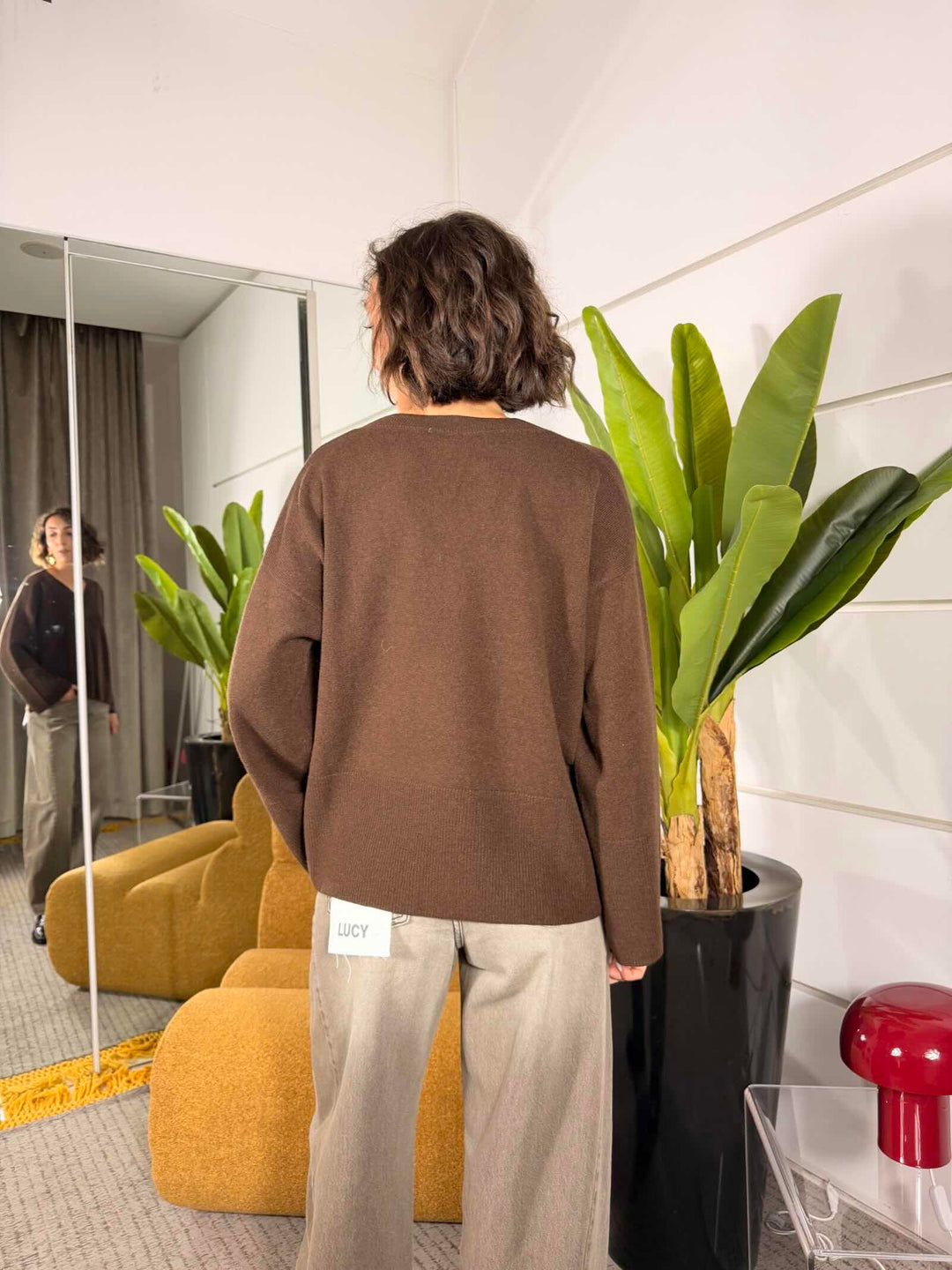 Maglione marrone over scollo a v, manica e polso ampio 100% lana 