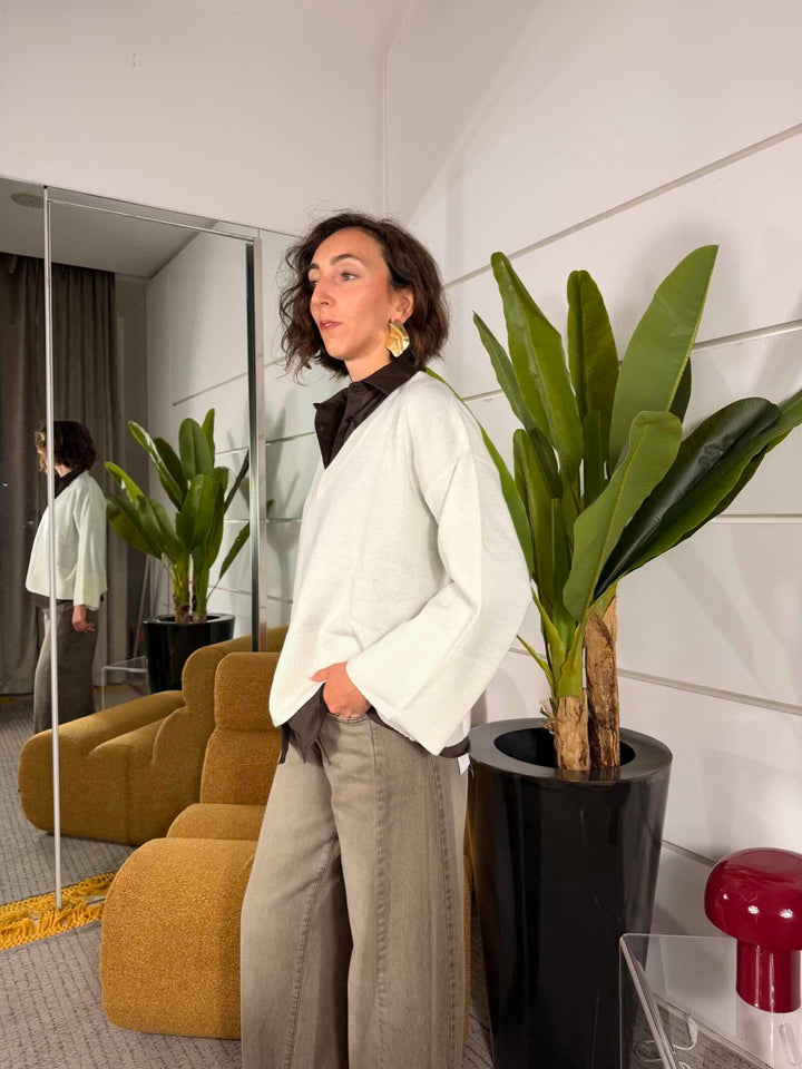 Maglione bianco over scollo a v, manica e polso ampio 
