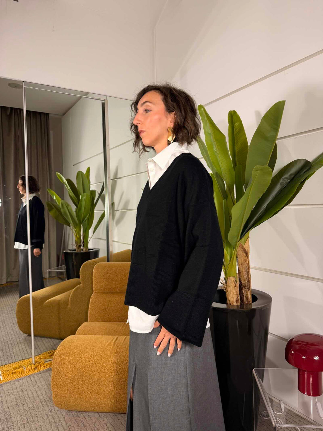 Maglione nero over scollo a v, manica e polso ampio 100% lana 