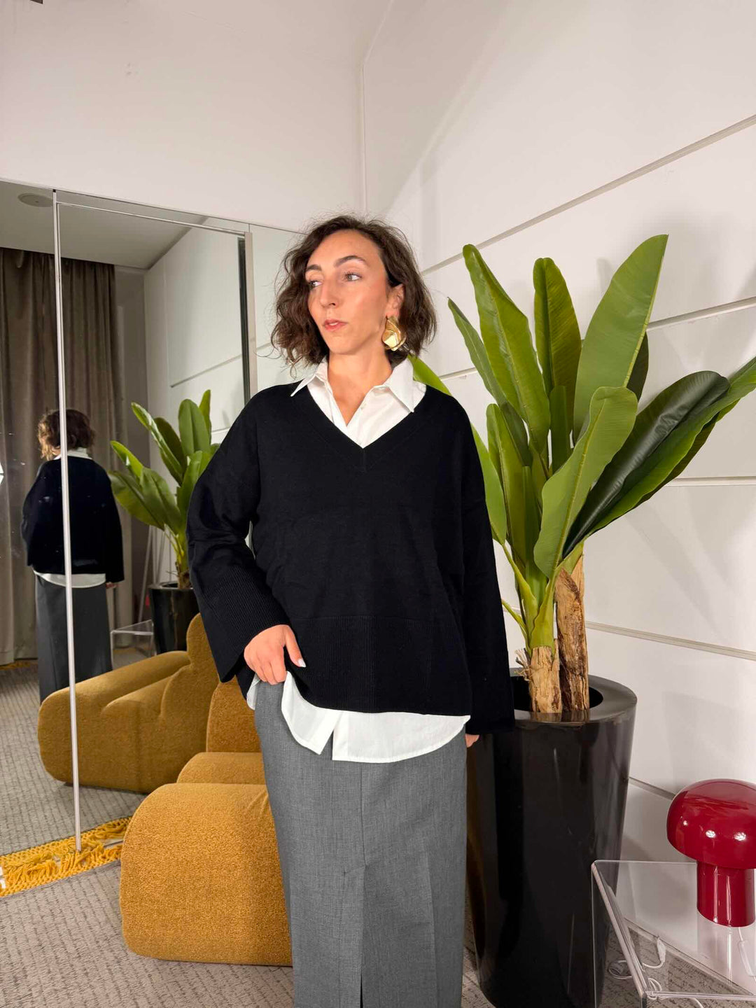 Maglione nero over scollo a v, manica e polso ampio 