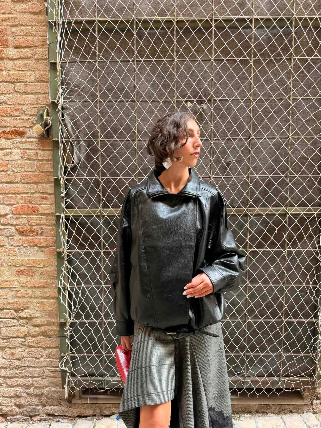 Giubbotto bomber over stile chiodo effetto martellato nero 