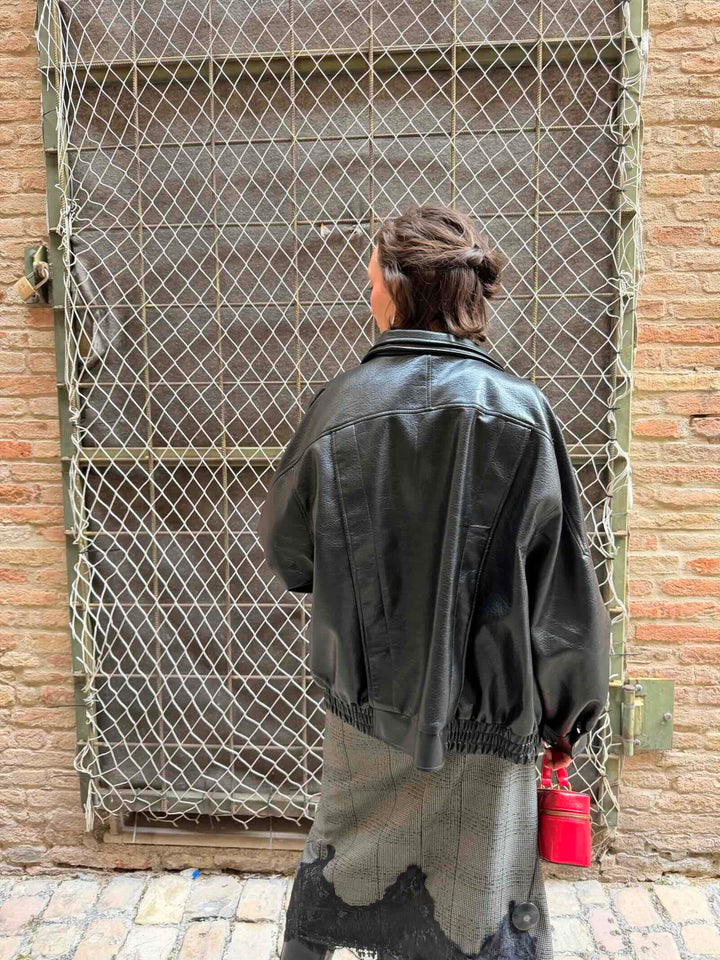 Giubbotto bomber over stile chiodo effetto martellato nero 