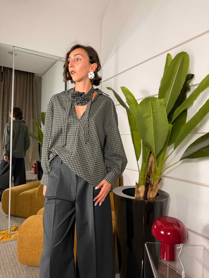 Camicia check bianca e nera scollo a v con chocker 