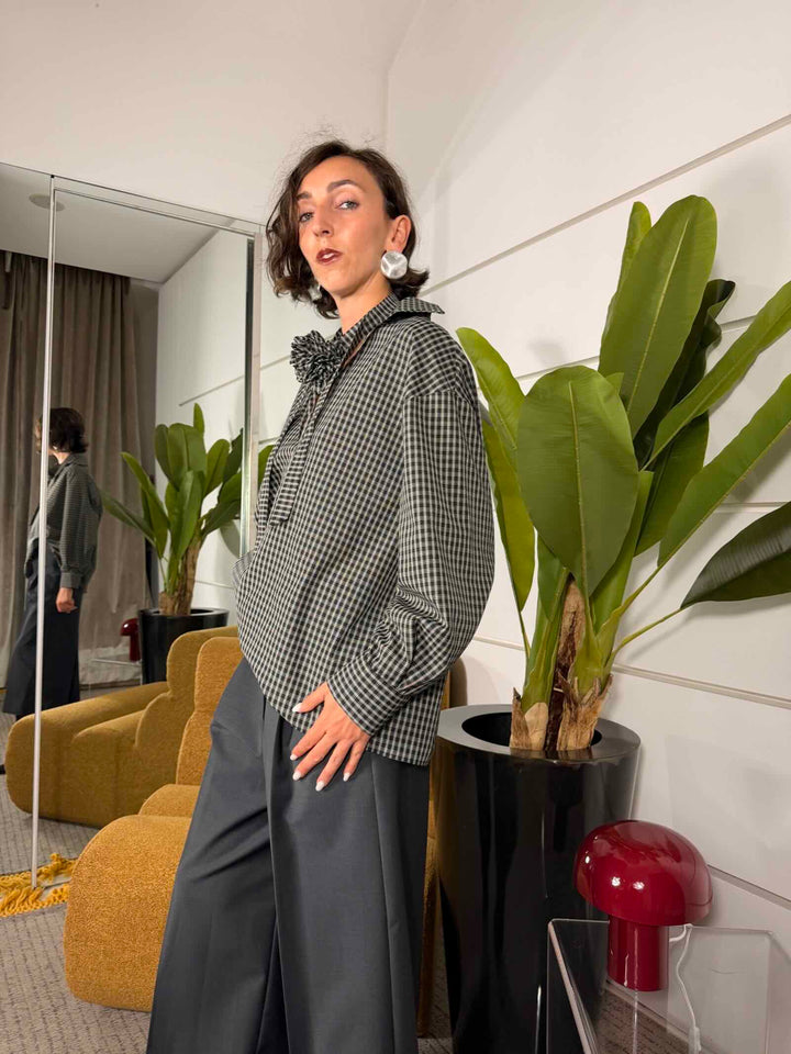 Camicia check bianca e nera scollo a v con chocker 