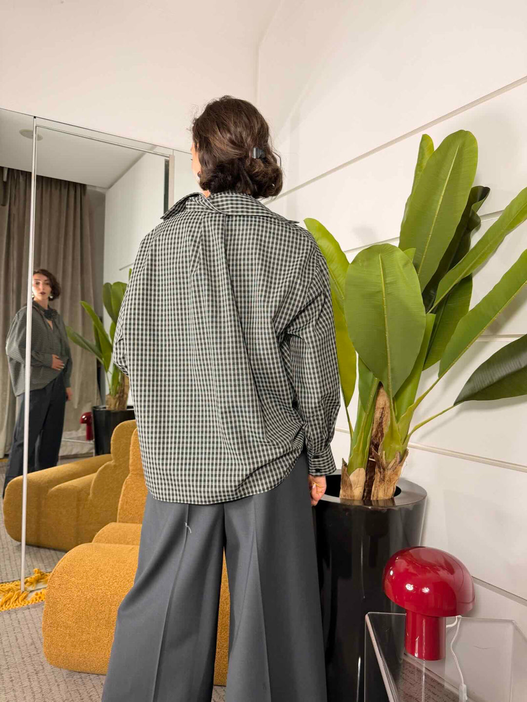 Camicia check bianca e nera scollo a v con chocker 