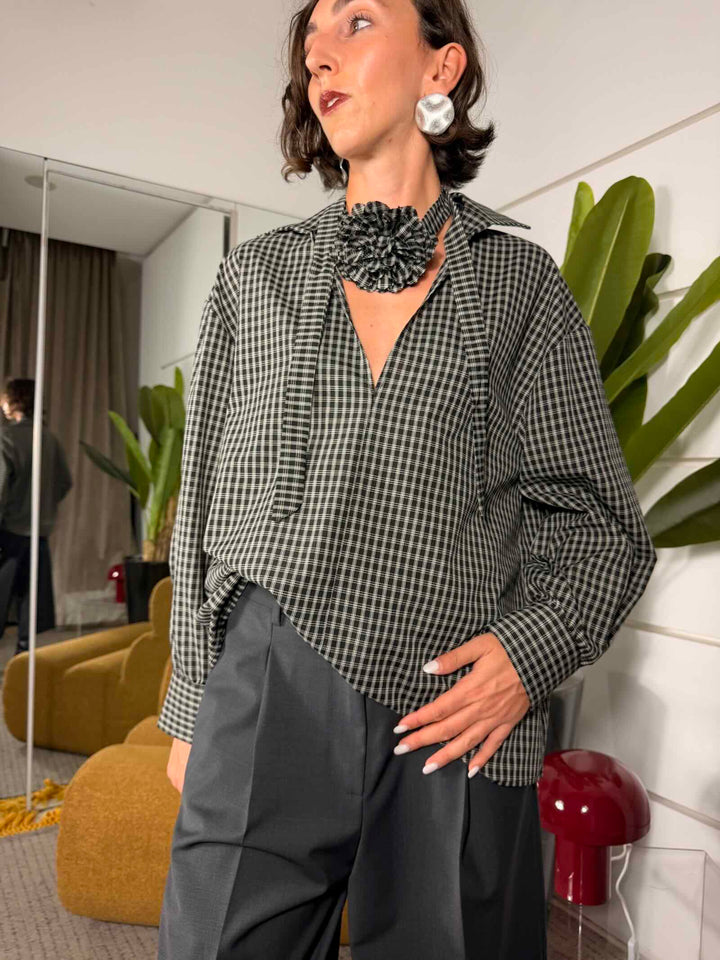 Camicia check bianca e nera scollo a v con chocker 