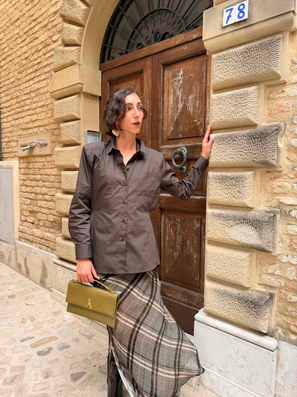 Camicia in cotone fondente con apertura sulla schiena e spalline 