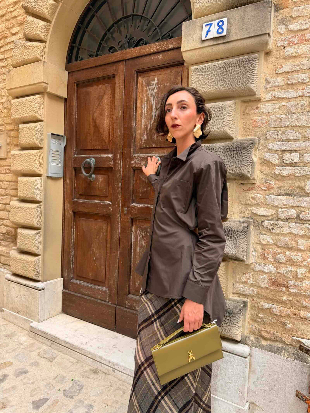 Camicia in cotone fondente con apertura sulla schiena e spalline 