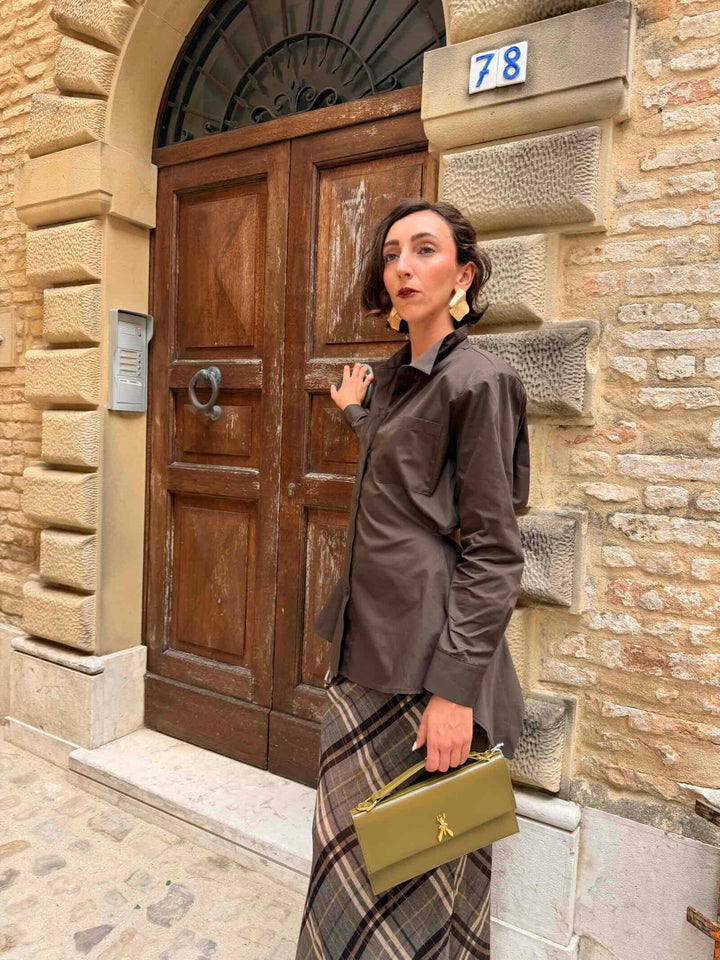 Camicia in cotone fondente con apertura sulla schiena e spalline 