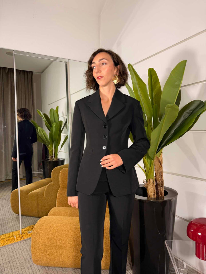 Giacca nera sfiancata 3 bottoni con spacco frontale, volendo si abbina al pantalone  88%pl 12%ea 100%pl 