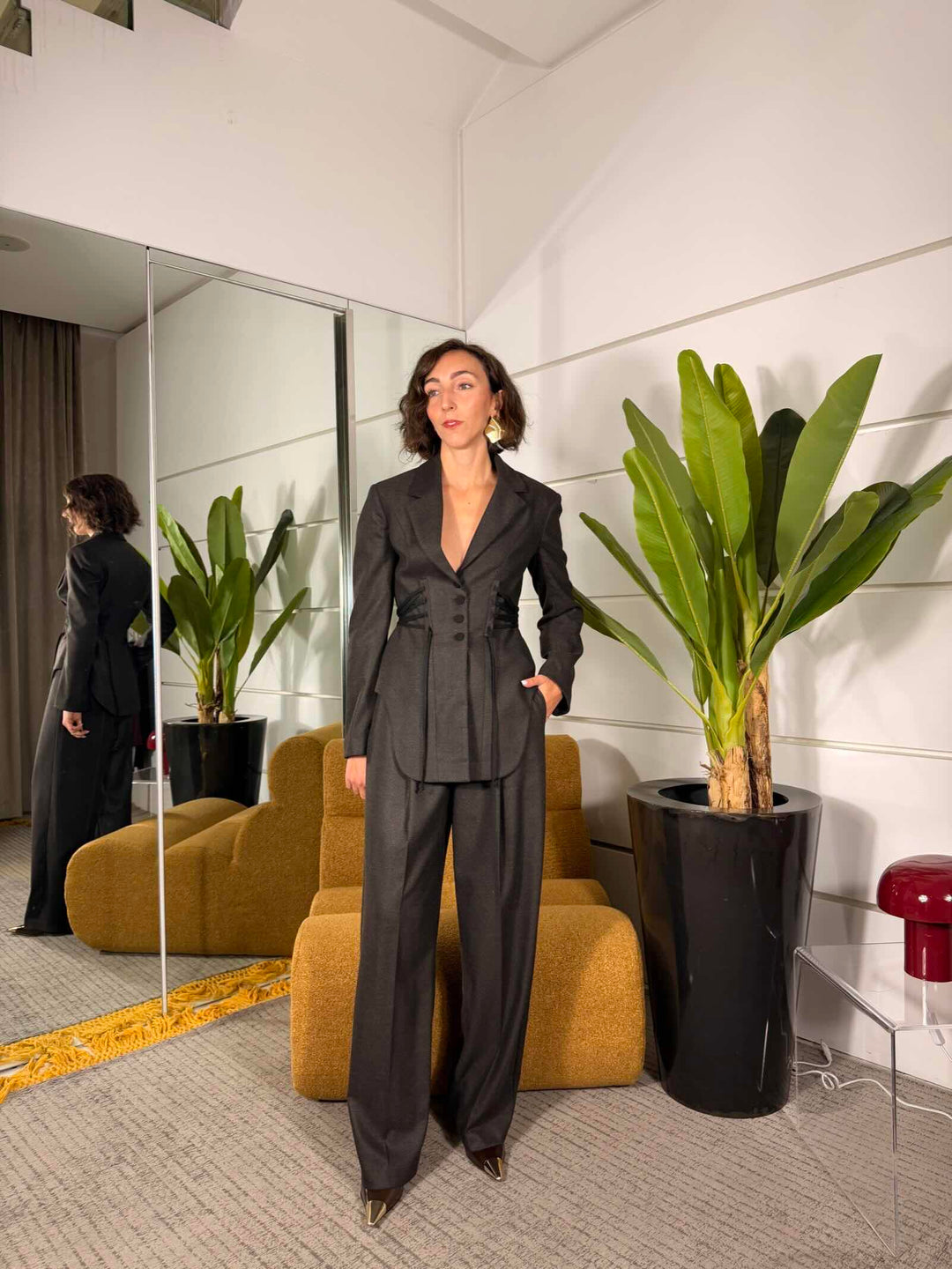 Pantalone a palazzo, con pinces, volendo si abbina alla giacca stringata , tessuto spinato 66%pl 32%vi 2%ea 