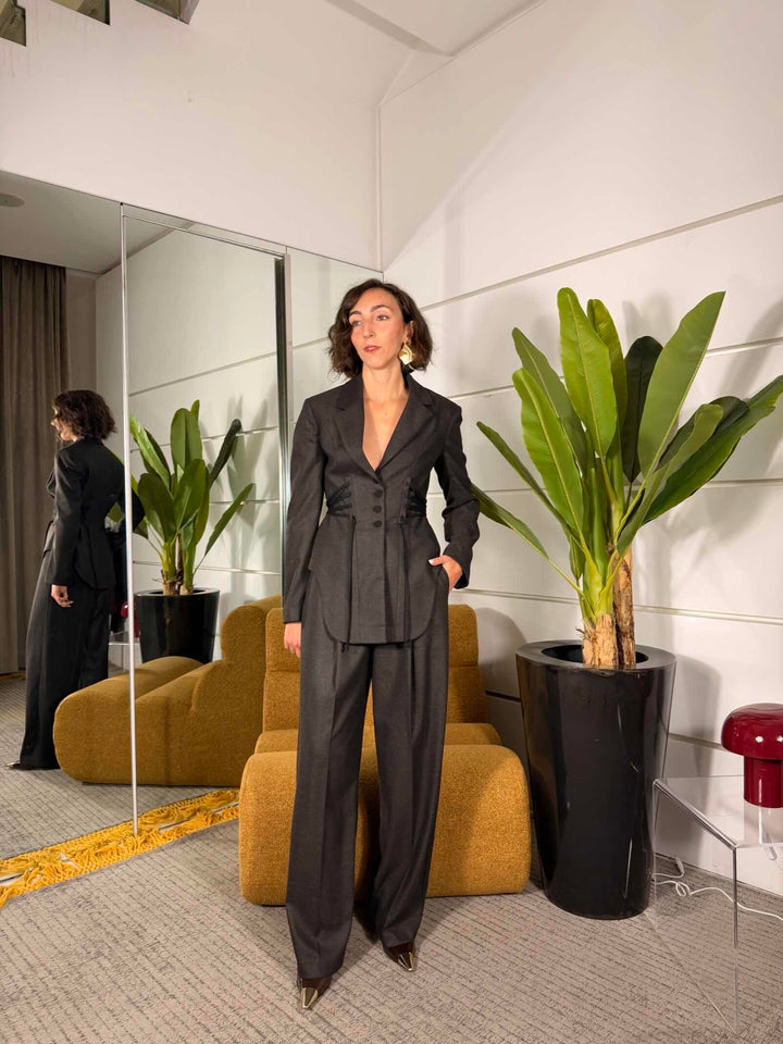Pantalone a palazzo, con pinces, volendo si abbina alla giacca stringata , tessuto spinato 66%pl 32%vi 2%ea 