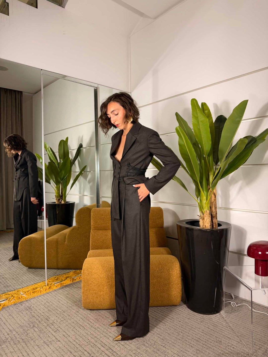 Pantalone a palazzo, con pinces, volendo si abbina alla giacca stringata , tessuto spinato 66%pl 32%vi 2%ea 