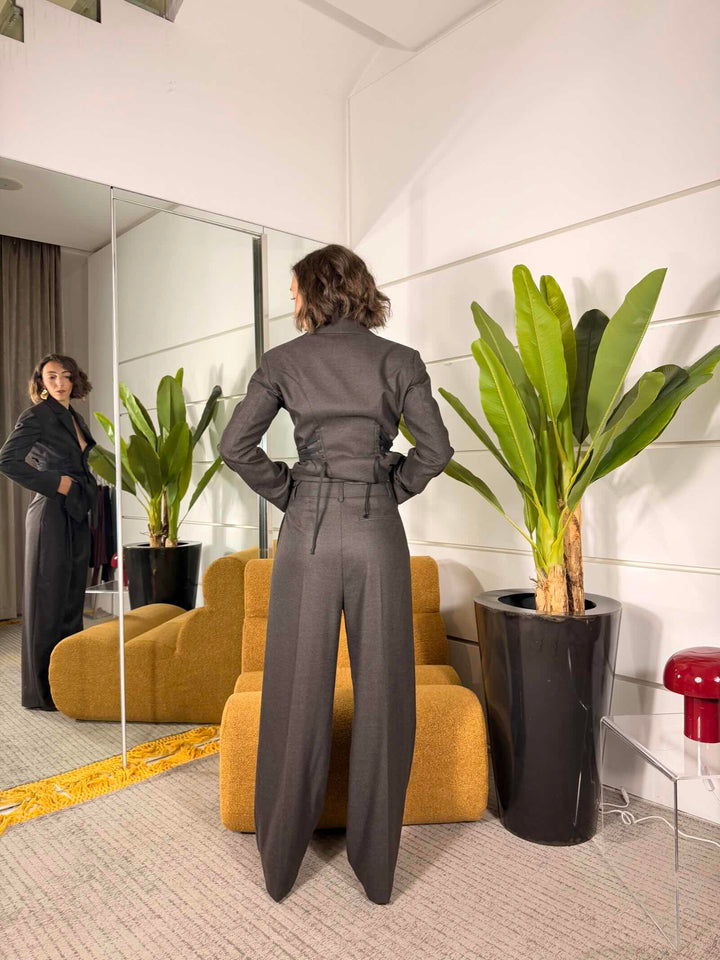Pantalone a palazzo, con pinces, volendo si abbina alla giacca stringata , tessuto spinato 66%pl 32%vi 2%ea 