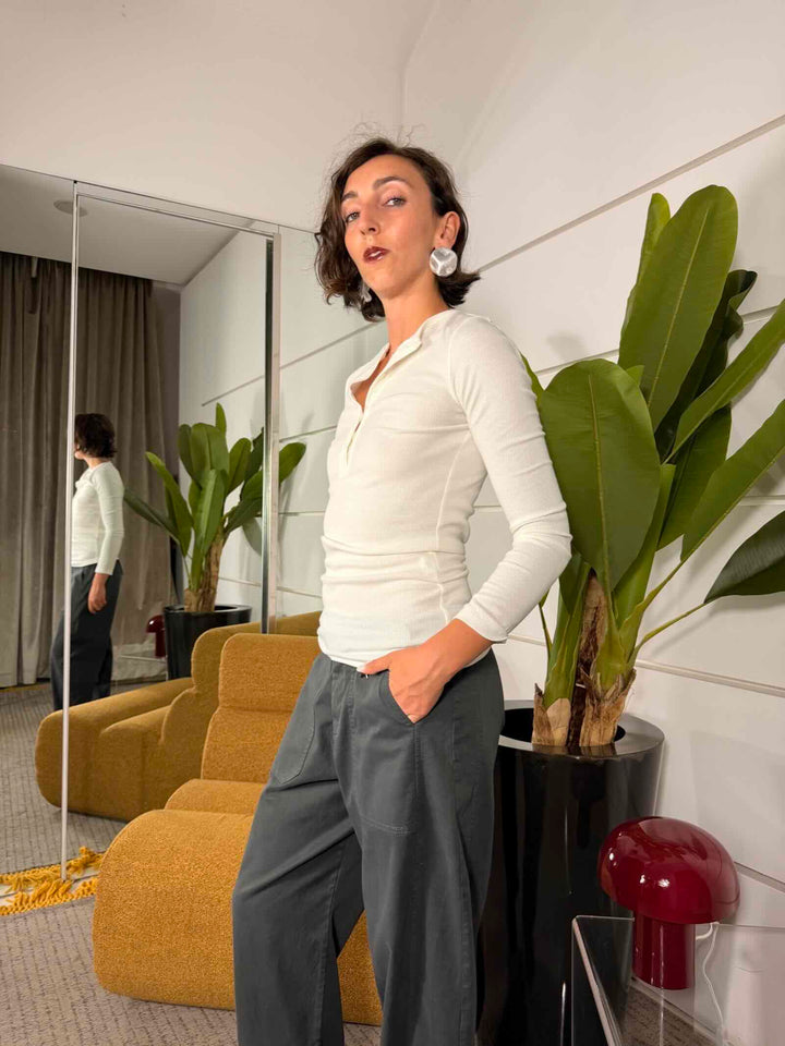 T-shirt bianca costine manica lunga con bottoni 