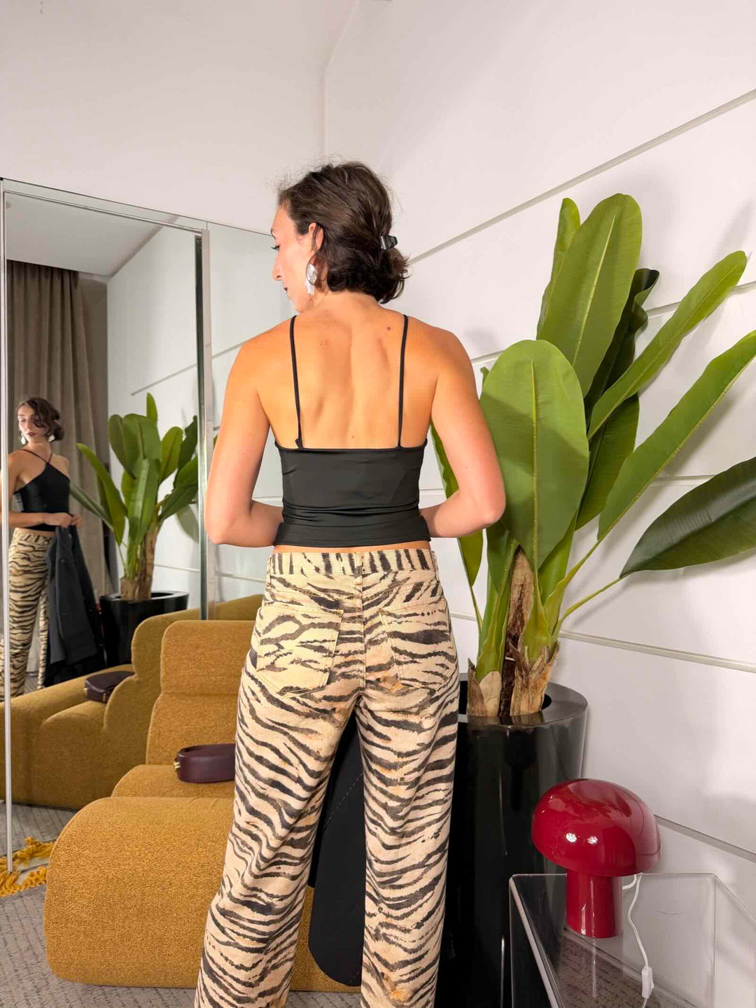 Top elasticizzato con scollo all'americana nero 