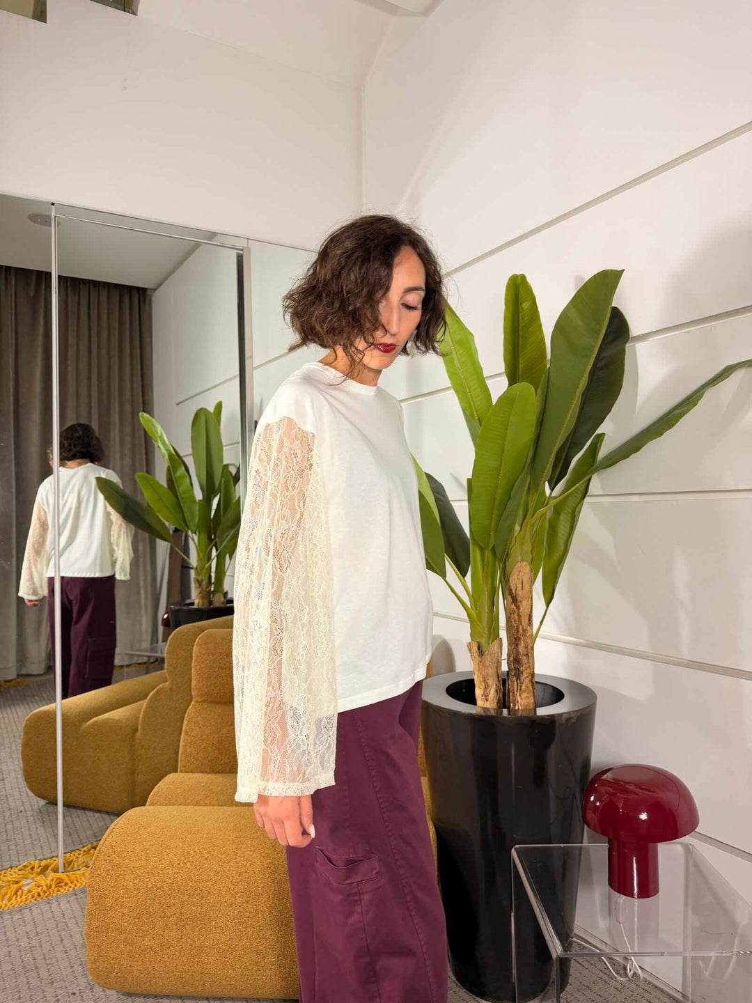 t-shirt girocollo over naturale manica in pizzo svasata 