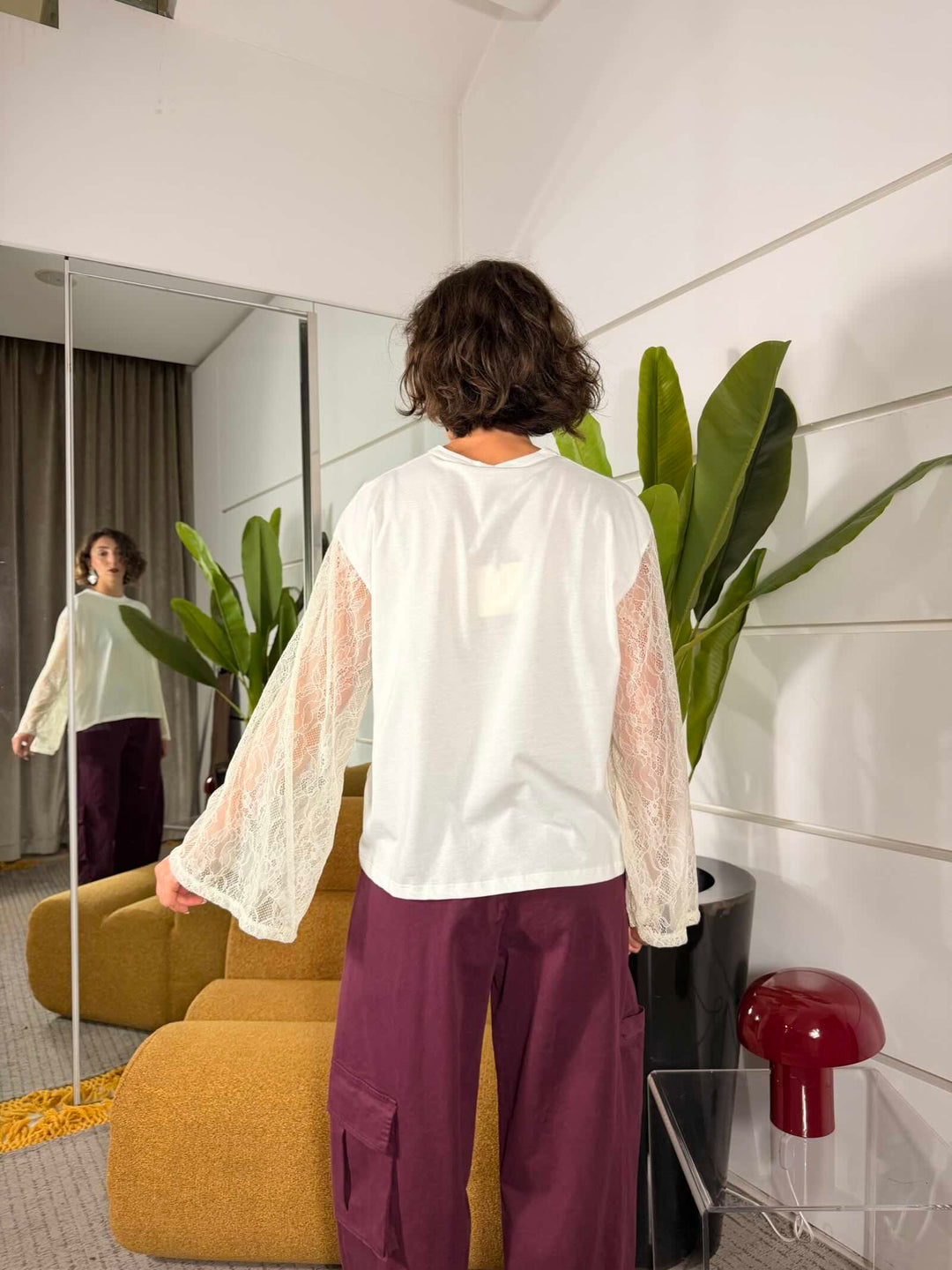 t-shirt girocollo over naturale manica in pizzo svasata 