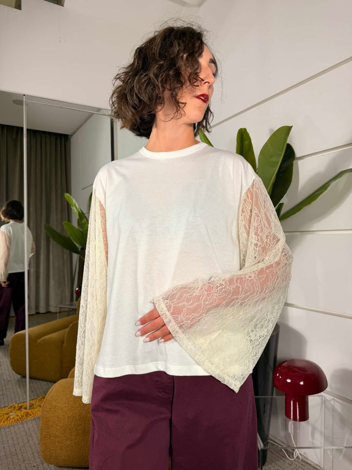 t-shirt girocollo over naturale manica in pizzo svasata 