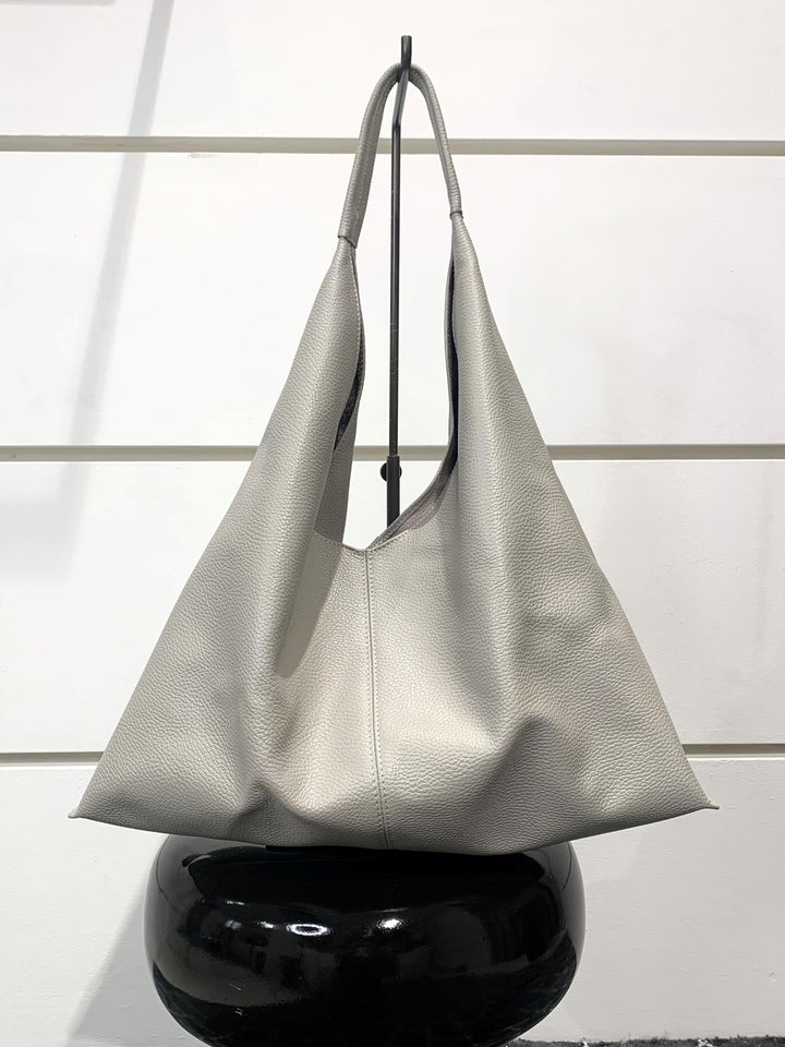 borsa grossa a spalla in pelle grigio ghiaccio